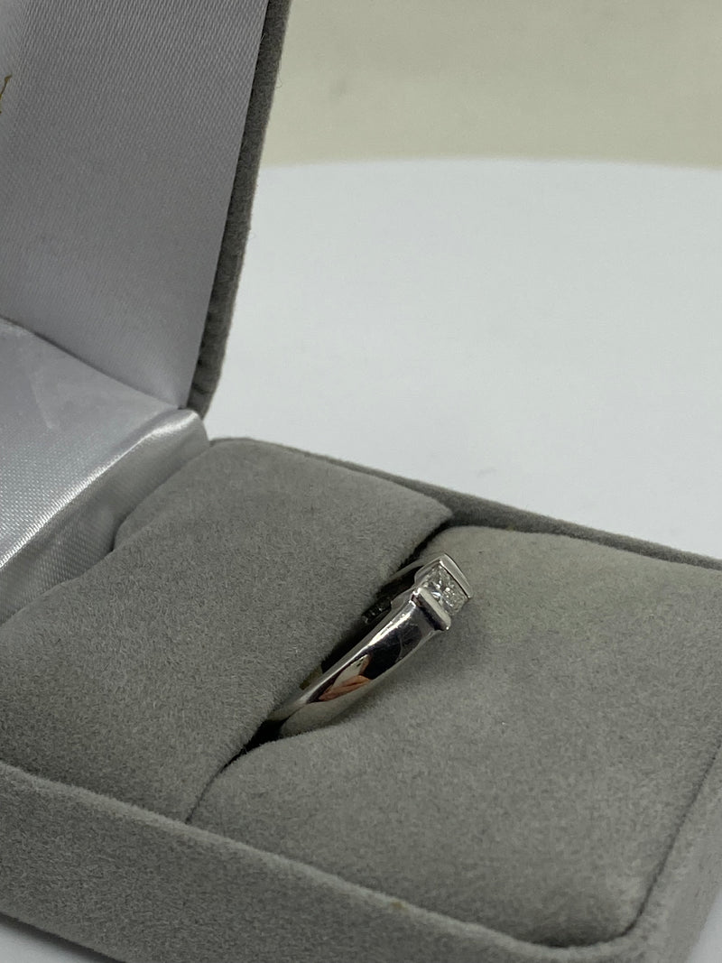 Princess Cut Diamond Ring - 18ct Gold