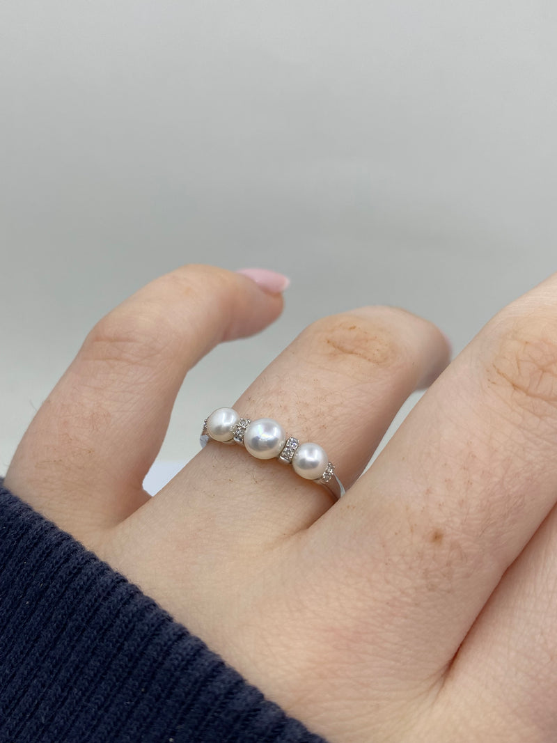 Diamond & Pearl Ring - White Gold