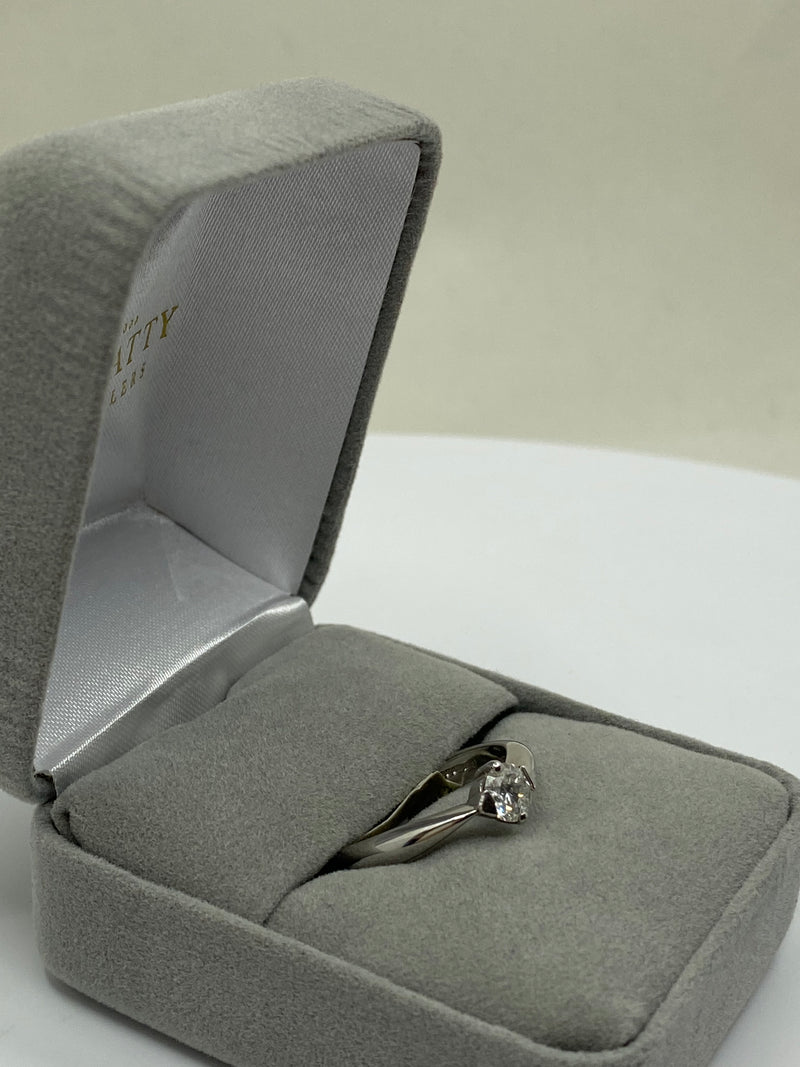 Brilliant Cut Diamond Ring - 18ct Gold
